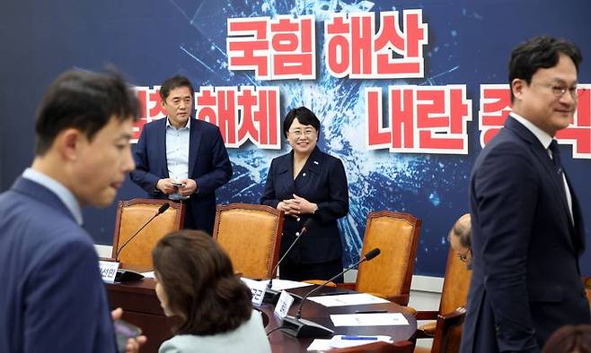 김선민 조국혁신당 대표권한대행과 황현선 사무총장이 13일 국회에서 열린 비공개 당무위원회의에 참석하고 있다. ⓒ뉴시스