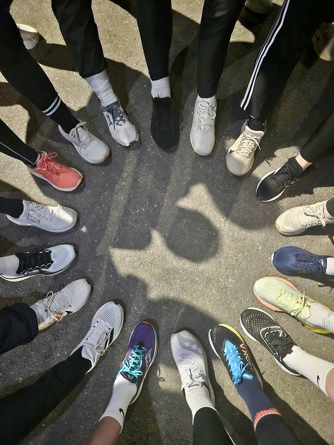 러닝 크루의 운동화 인증샷. 사진 출처 동아일보DB