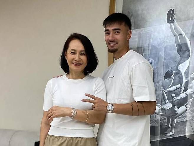 혼혈 선수 옌스 카스트로프(오른쪽)가 어머니와 함께 활짝 웃고 있다. 카스트로프는 5월 인스타그램에 이 사진을 올리면서 ‘서울에서의 즐거움’이라고 적었다. 사진 출처 카스트로프 인스타그램