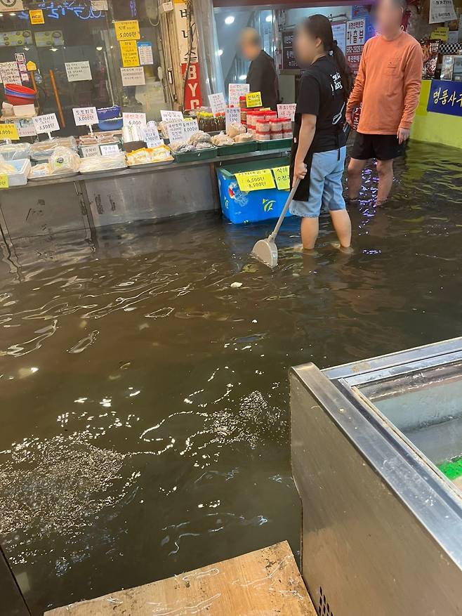 인천지역에 집중호우가 내린 13일 인천 서구 중앙시장에 물이 차오른 모습. (독자 제공) 2025.8.13/뉴스1