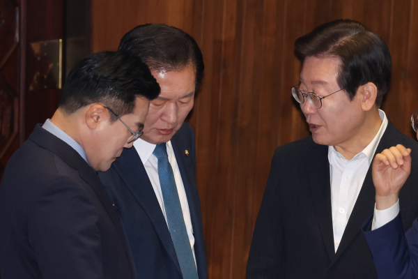 당선 이전 더불어민주당 국회의원으로서 국회 본회의장에서 만난 이재명 대통령과 정청래(가운데) 현 민주당 대표, 박찬대(왼쪽) 민주당 전 원내대표.<연합뉴스 자료사진>