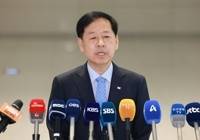 구윤철 부총리가 29일 미국과의 관세협상을 위해 출국하기 앞서 기자들의 질문에 답하고 있다. [연합뉴스]