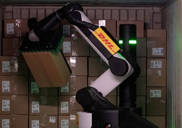 글로벌 물류 업체 DHL의 물류 현장에서 보스턴 다이내믹스의 물류 로봇 스트레치가 업무를 수행하는 모습. 보스턴 다이내믹스 제공