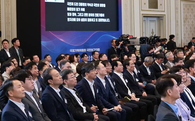 국정위 국민보고 발표 듣는 대통령실 참모진. 연합뉴스