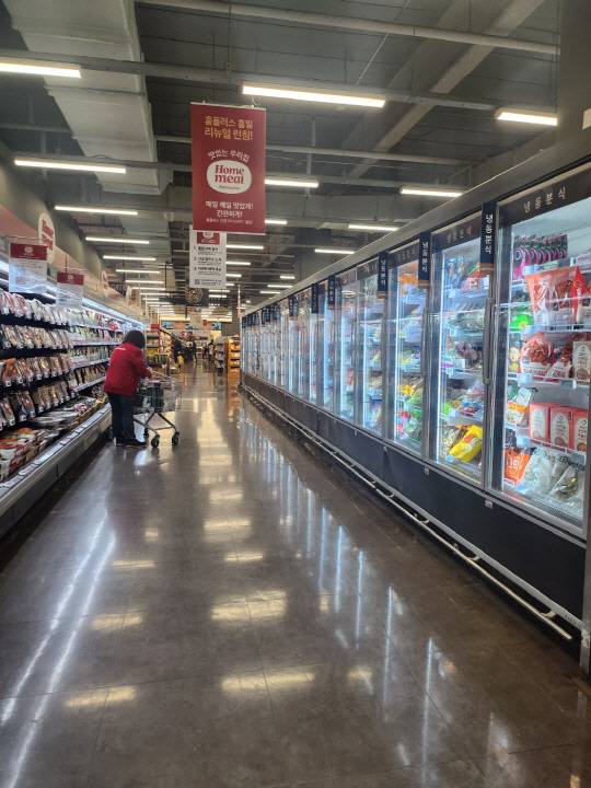 서울의 한 홈플러스 매장에서 직원이 제품을 진열하고 있다. [사진= 김수연기자]