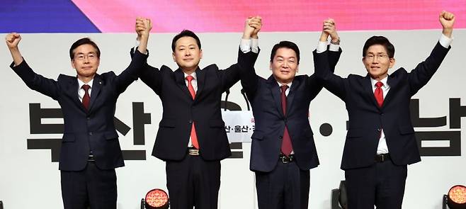 국민의힘 제6차 8·22 전당대회 부산·울산·경남 합동연설회가 열린 12일 부산 해운대구 벡스코 오디토리움에서 조경태(맨 왼쪽부터), 장동혁, 안철수, 김문수 국민의힘 당 대표 후보가 무대에 올라 당원들에게 인사하고 있다. 뉴시스