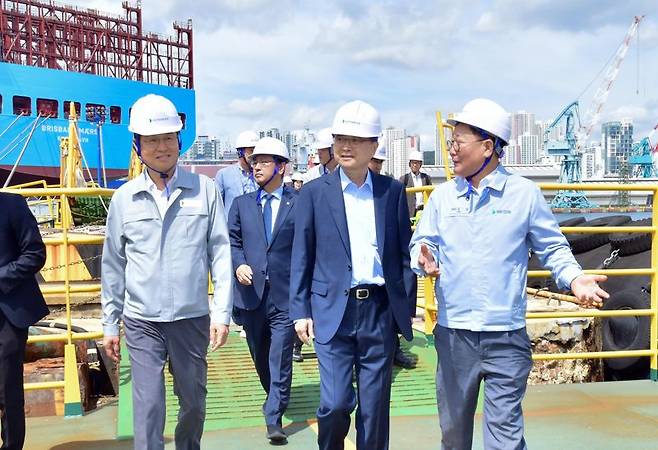 조현 외교부 장관(앞줄 왼쪽 두번째)이 13일 HD현대중공업 울산조선소를 방문해 조석 HD현대 부회장(앞줄 왼쪽 세번째)와 이상균 HD현대중공업 대표(앞줄 왼쪽 첫번째)의 안내를 받으며 차세대 이지스 구축함 건조 현장을 둘러보고 있다. HD현대 제공