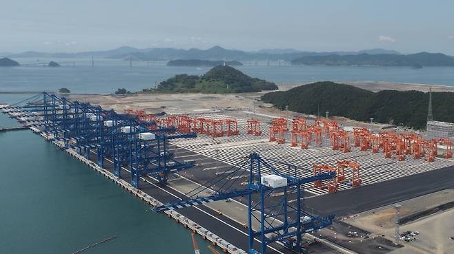 대한민국 최초의 '완전자동화 항만'으로 지난해 4월부터 업무를 시작한 부산 신항 2-5단계 7부두 전경. 부산항만공사 제공