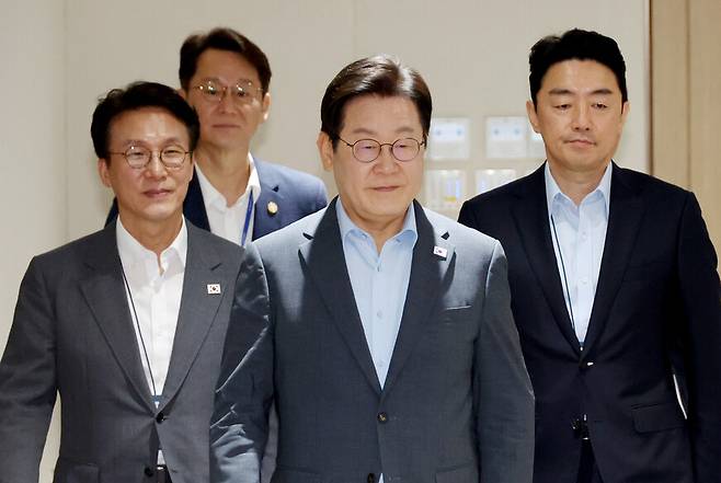 이재명 대통령이 12일 서울 용산 대통령실에서 국무회의에 입장하고 있다. 대통령실사진기자단