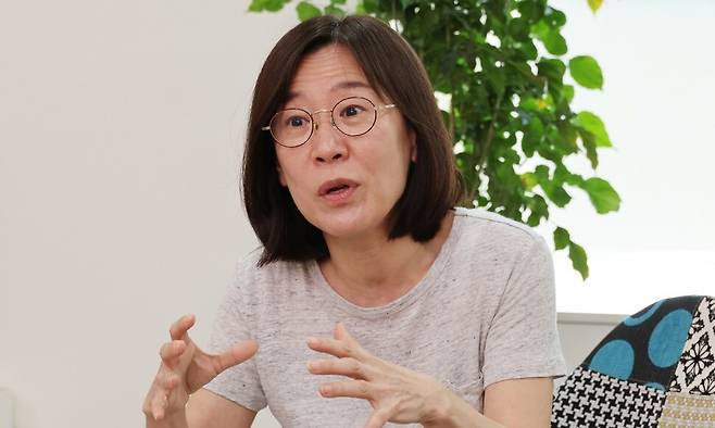 곽신애 ㈜영화사 수목원 대표가 지난 10일 오후 서울 용산구 한남동 사무실에서 한겨레와 인터뷰하고 있다. 정용일 선임기자 yongil@hani.co.kr