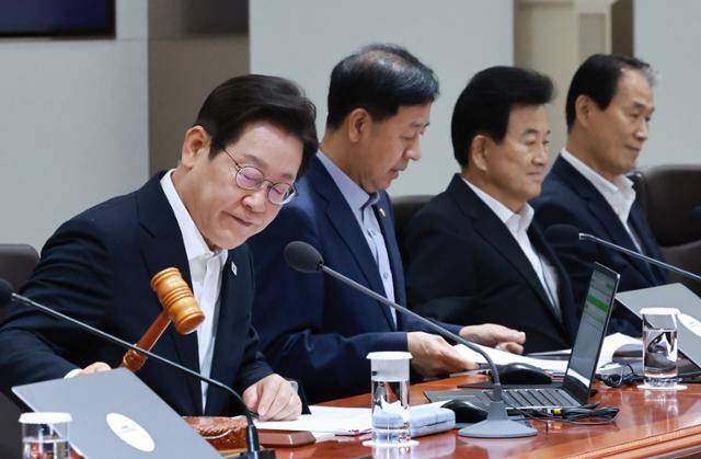 이재명(맨 왼쪽) 대통령이 11일 서울 용산 대통령실 청사에서 열린 임시 국무회의에 참석해 의사봉을 두드리며 개회 선언을 하고 있다. 뉴시스