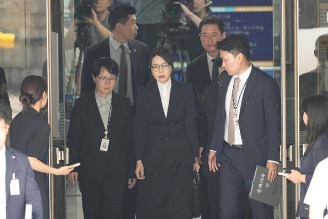 윤석열 전 대통령 부인 김건희(가운데) 여사가 12일 서울 서초구 서울중앙지법에서 열린 구속 전 피의자 심문(영장실질심사)을 마치고 나오고 있다. 고영권 기자