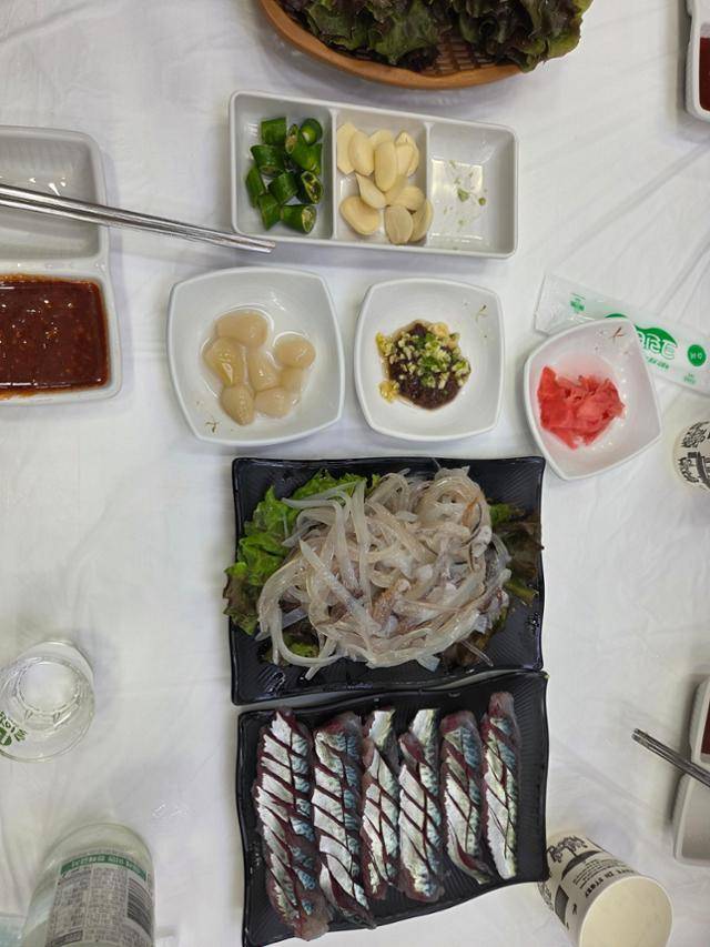 8일 속초시청 홈페이지 자유게시판에 한 누리꾼이 올린 사진. 오징어 난전 인근 일반 횟집에서 구매한 2만 원어치 오징어 2마리 모습으로, 해당 누리꾼은 '난전 측이 횟집보다 비싼 가격에 오징어를 팔고 있다'며 불만을 드러냈다. 속초시청 홈페이지 캡처