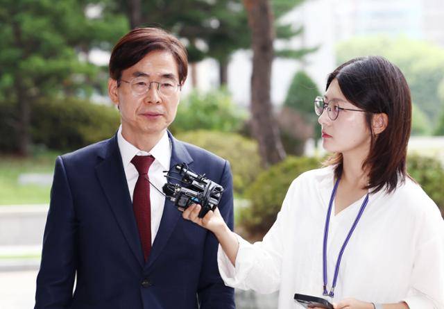 국민의힘 당대표 후보로 출마한 조경태(왼쪽) 의원이 11일 내란 특검의 참고인 조사를 받기 위해 서울 서초동 서울고검 청사에 들어서며 취재진 질문에 답변하고 있다. 뉴스1