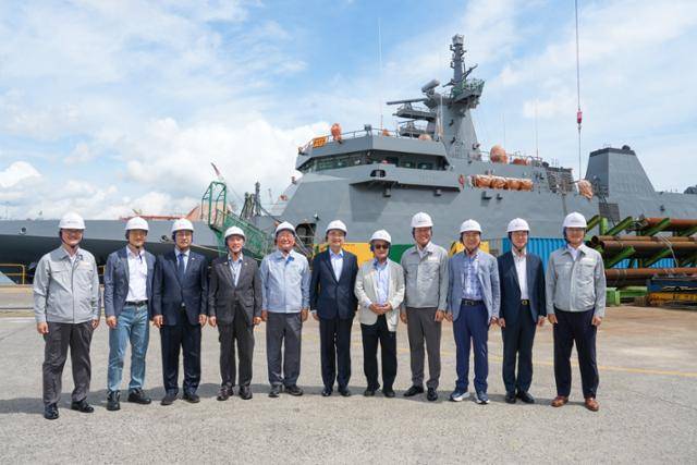 외교부와 HD현대는 13일 울산 HD현대중공업 본사에서 조석 부회장과 이상균 대표, 조현 외교부 장관, 조셉 윤 주한미국대사대리, 김석기 국회 외교통일위원회 위원장, 김기현 APEC 정상회의 지원 특별위원회 위원장 등이 참석한 가운데 한·미 조선 협력 강화를 위한 방안을 논의했다고 밝혔다. 사진은 참석자들이 기념 촬영하는 모습. 외교부 제공