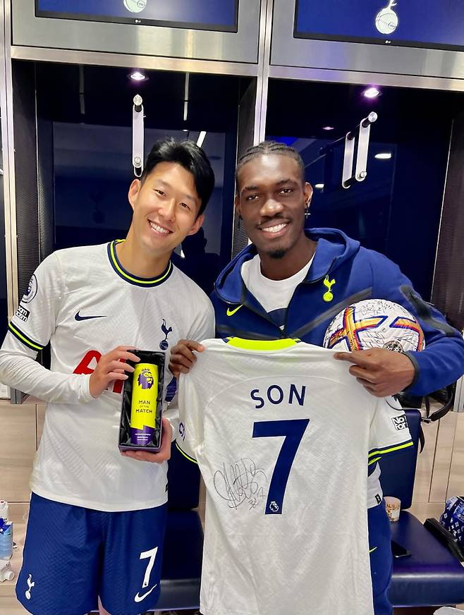 지난 4일 SNS를 통해 손흥민에게 작별 인사를 전한 토트넘 비수마(오른쪽). 사진=비수마 SNS