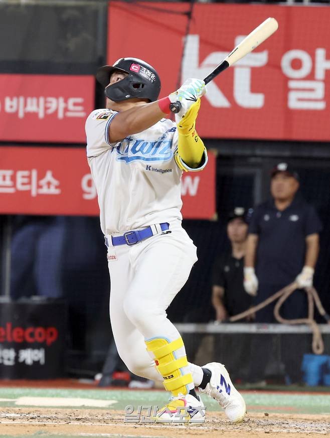 12일 오후 수원 KT위즈파크에서 열린 2025 프로야구 LG와 KT 경기. KT 안현민이 7회 중견수 뒤 3루타를 날리고있다. 수원=정시종 기자 capa@edaily.co.kr /2025.08.12.