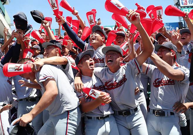 <yonhap photo-3689="">23일 일본 효고현 니시노미야 한신 고시엔구장에서 열린 일본 전국 고교야구선수권대회(고시엔) 결승전 교토국제고와 간토다이이치고 경기. 2-1 승리를 거두고 우승을 차지한 일본 내 한국계 민족학교인 교토국제고 재학생들이 기쁨을 나누고 있다. 2024.8.23 [연합뉴스]</yonhap>