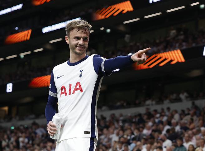 <yonhap photo-3240=""> Soccer Football - Europa League - Semi Final - First Leg - Tottenham Hotspur v Bodo/Glimt - Tottenham Hotspur Stadium, London, Britain - May 1, 2025 Tottenham Hotspur's James Maddison reacts Action Images via Reuters/Peter Cziborra/2025-05-02 06:46:22/ <저작권자 ⓒ 1980-2025 ㈜연합뉴스. 무단 전재 재배포 금지, AI 학습 및 활용 금지></yonhap>