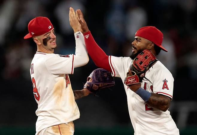 <yonhap photo-3316=""> ANAHEIM, CALIFORNIA - AUGUST 11: Zach Neto #9 and Luis Rengifo #2 of the Los Angeles Angels celebrate a 7-4 win against the Los Angeles Dodgers at Angel Stadium of Anaheim on August 11, 2025 in Anaheim, California. Ronald Martinez/Getty Images/AFP (Photo by RONALD MARTINEZ / GETTY IMAGES NORTH AMERICA / Getty Images via AFP)/2025-08-12 15:12:06/ <저작권자 ⓒ 1980-2025 ㈜연합뉴스. 무단 전재 재배포 금지, AI 학습 및 활용 금지></yonhap>