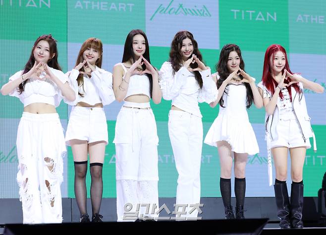 그룹 앳하트 봄, 케이틀린, 나현, 미치, 서현, 아린이 13일 오후 서울 용산구 블루스퀘어 SOL 트래블홀에서 열린 첫 번째 EP 'Plot Twist(플롯 트위스트)' 발매 기념 쇼케이스에 참석해 포토타임을 갖고 있다. 첫 번째 EP와 동명의 타이틀곡 ‘플롯 트위스트’는 POP과 EDM이 하이브리드된 댄스 트랙으로, 곡 제목처럼 곡의 전개와 감정의 흐름이 하나의 ‘반전’을 만들어낸다. 서병수 기자 qudtn@edaily.co.kr /2025.08.13/