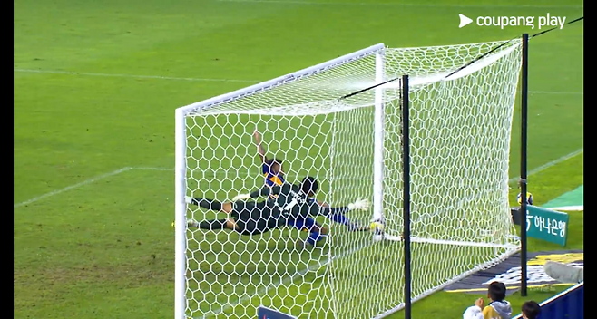 9일 울산과 제주의 경기 중 에릭의 슈팅 장면. 당시 VAR을 거쳐 최초 루빅손이 슈팅한 공이 오프사이드 위치에 있던 에릭의 발에 맞기 전 골라인을 넘었다는 판정이 나와 득점으로 인정됐다. 사진=쿠팡플레이 갈무리