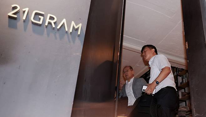 김건희 여사의 각종 의혹을 수사하는 민중기 특별검사팀 수사관들이 13일 서울 성동구에 위치한 인테리어 업체 '21그램' 압수수색을 위해 건물로 들어가고 있다. 이날 김건희 특검은 관저 이전과 관련해 21그램 등 관련 회사 및 관련자 주거지 등에 대해 건설산업기본법 위반 등 혐의로 압수수색을 진행하고 있다. 2025.8.13 [사진=연합뉴스]