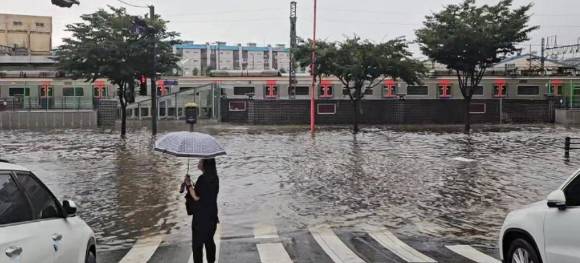 집중 호우가 내린 13일 인천역 일대 도로가 침수돼 있다. [사진=연합뉴스]