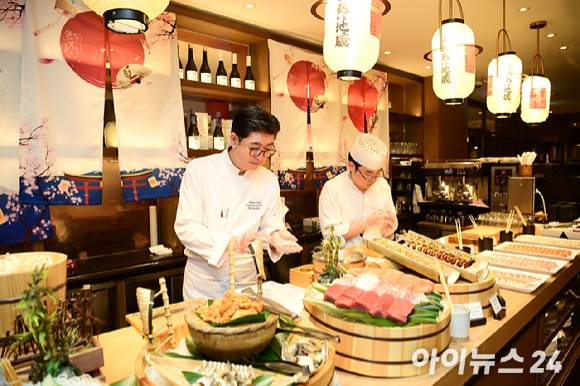 '뷔페의 신' 신종철 앰배서더 서울 풀만 총괄 셰프가 서울 장충동에 위치한 앰배서더 서울 풀만 호텔 프리미엄 라이브 뷔페 더 킹스에서 아이뉴스24와의 인터뷰에 앞서 포즈를 취하고 있다. [사진=정소희 기자]