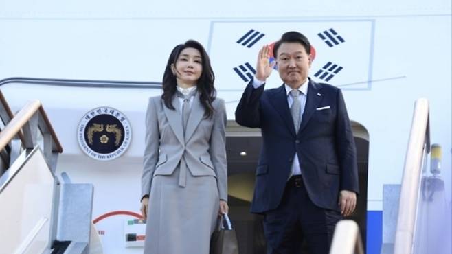 김건희 여사(왼쪽)와 윤석열 전 대통령