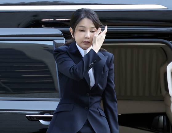 김건희 여사가 12일 구속됨에 따라 전직 대통령 부부가 동시에 구속 수사를 받는 헌정사 초유의 상황이 됐다. 사진공동취재단