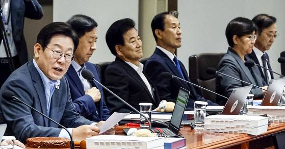 이재명 대통령이 12일 오후 서울 용산 대통령실 청사에서 열린 국무회의에서 발언하고 있다. 이 대통령은 이날 산업재해로 인한 사망사고가 반복되는 것을 재차 지적하며 “필요하면 관련법을 개정해서라도 후진적인 ‘산재 공화국’에서 반드시 벗어나도록 해야겠다”고 지시했다. [사진 대통령실사진기자단]