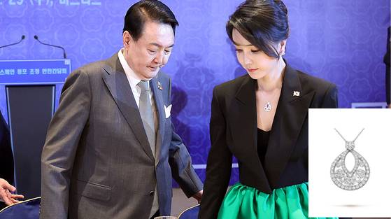 2022년 6월 29일 윤석열 전 대통령과 김건희 여사가 스페인 동포 만찬 간담회에 참석했다. 김 여사가 착용한 목걸이는 '반클리프 앤 아펠' 스노우플레이크(당시 6200만원). 대통령실사진기자단, 반클리프앤아펠 홈페이지 캡처