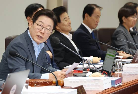 이재명 대통령이 12일 서울 용산 대통령실 청사에서 열린 국무회의에서 발언하고 있다. 연합뉴스