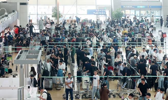 지난 8일 인천국제공항 1터미널 출국장이 해외로 나가려는 여행객들로 북적이고 있다. 공항사진기자단