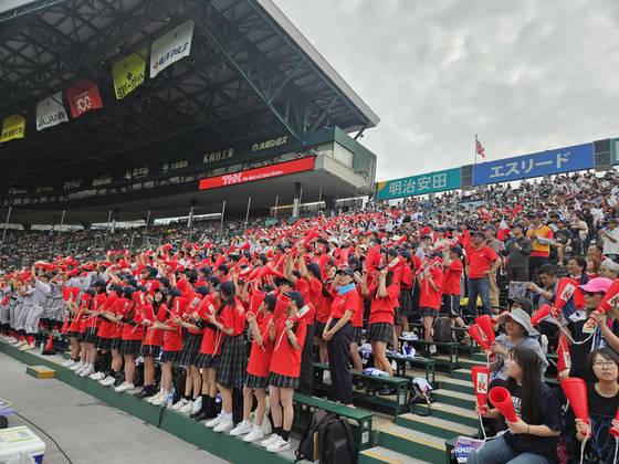 겐다이타카사키고와 교토국제고의 여름 고시엔 본선 1차전이 열린 13일 한신 고시엔구장. 빨간색 옷을 입은 팬들이 교토국제고를 응원하고 있다. 사진 강진수