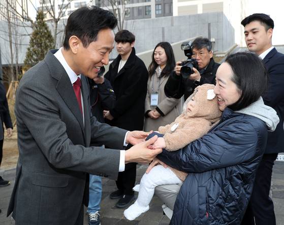 오세훈 서울시장이 서울 광진구 제2차 미리내집(장기전세주택) 현장에 방문해 입주 예정 신혼부부들과 대화를 나누고 있다. [뉴스1]