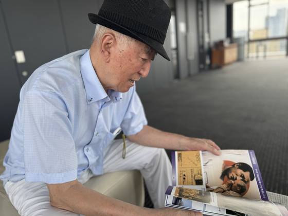 손기정 선수의 장남 손정인 씨가 부친의 탄생 100주년을 기념해 메이지대에서 열린 심포지엄 자료를 들춰보고 있다. 김현예 특파원