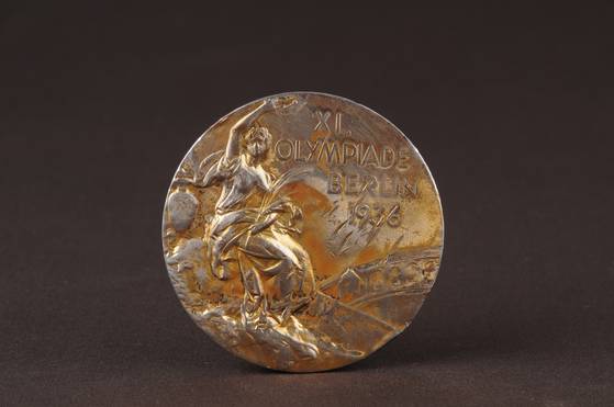 국가등록문화유산 '제11회 베를린올림픽 마라톤 우승 유물' 중 일부인 베를린올림픽 마라톤 금메달. 손기정기념관 제공=연합뉴스