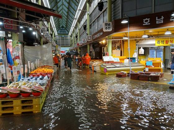 13일 오전 인천시 서구 정서진중앙시장이 폭우에 침수돼 있다. 사진 인천소방본부