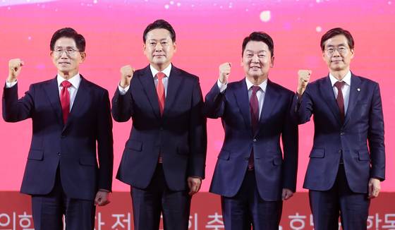 김문수(왼쪽부터), 장동혁, 안철수, 조경태 국민의힘 당대표 후보가 13일 대전 배재대에서 열린 국민의힘 제6차 전당대회 충청·호남 합동연설회에 앞서 파이팅을 하고 있다. 뉴스1