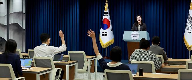 강유정 대변인이 9일 서울 용산 대통령실 청사에서 산재 관련 대통령 지시 사항 브리핑을 하며 출입기자 질문을 받고 있다. /대통령실통신사진기자단