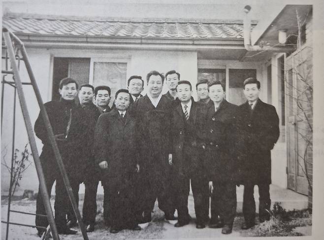 1977년 서울 불광동 천관우 선생 댁에서 동아일보에서 해직된 기자들과 함께.