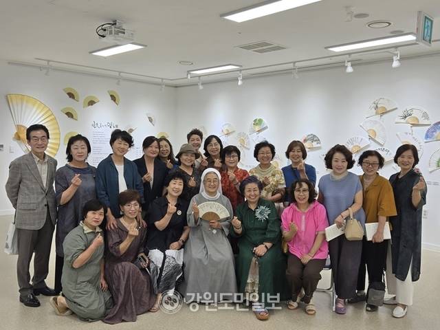 ▲ 이해인 수녀는 13일 양구 인문학박물관을 방문, 강원여류서예가협회의 ‘민들레의 영토’ 를 살펴봤다.