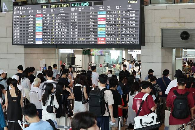 서울 김포공항이 여행객으로 북적이고 있다. 사진=연합뉴스
