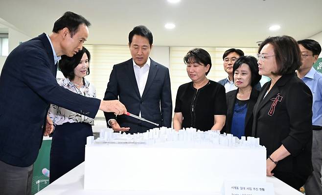 지난 12일 오세훈 서울시장이 용산구 효창동 용산꿈나무종합타운에서 열린 대국민 정비사업 아카데미에서 서계동 일대 사업 추진계획 브리핑을 듣고 있다. 서울시 제공