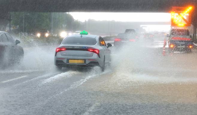 집중호우에 잠긴 도로./사진=연합뉴스