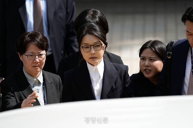 윤석열 전 대통령 배우자 김건희 여사가 지난 12일 오후 서울 서초구 서울중앙지법에서 열린 구속 전 피의자 심문(영장실질심사)을 마치고 법원을 나서고 있다. 권도현 기자