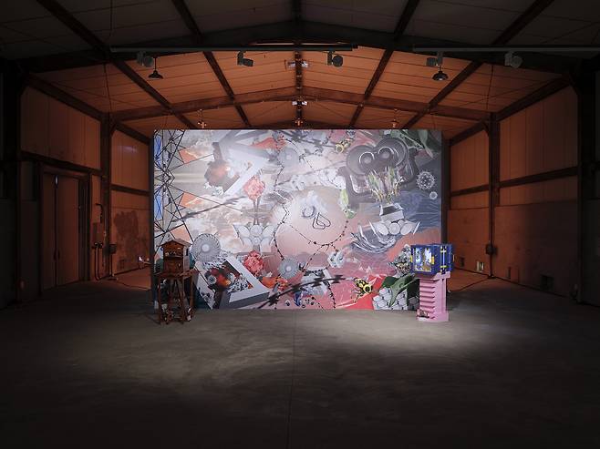 경기 파주시 통일촌 마을 수매창고에 전시된 양혜규의 ‘디엠지 비행’(2020). 경기도 및 작가 제공