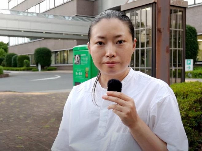 후쿠시마 메구미 일본 쓰루가시마 시의원이 지난달 23일 개인 유튜브 채널에 게시한 영상을 통해 전날 시 홈페이지에 접수된 ‘살해 예고’에 대해 비판 발언을 하고 있다. 유튜브 갈무리